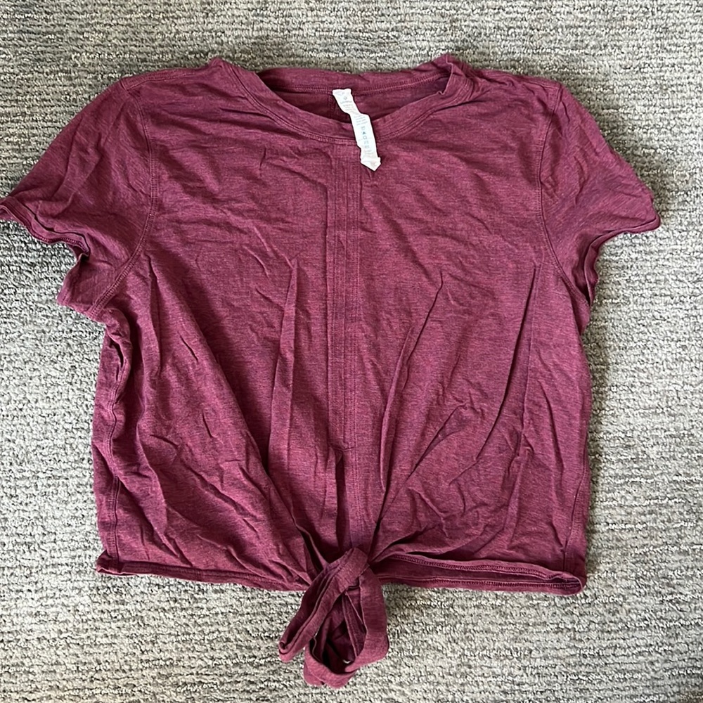 Maroon cropped tie-bottom Lululemon t-shirt
